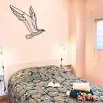 200 M A Pied Terrasse Vue Salins Bus Pour Iles Hyeres