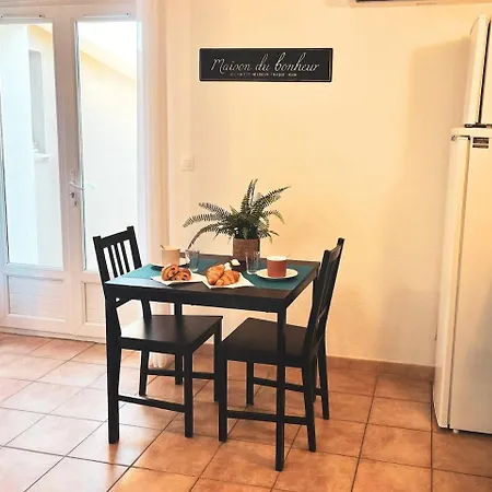 200 M A Pied Terrasse Vue Salins Bus Pour Iles Apartment Hyeres